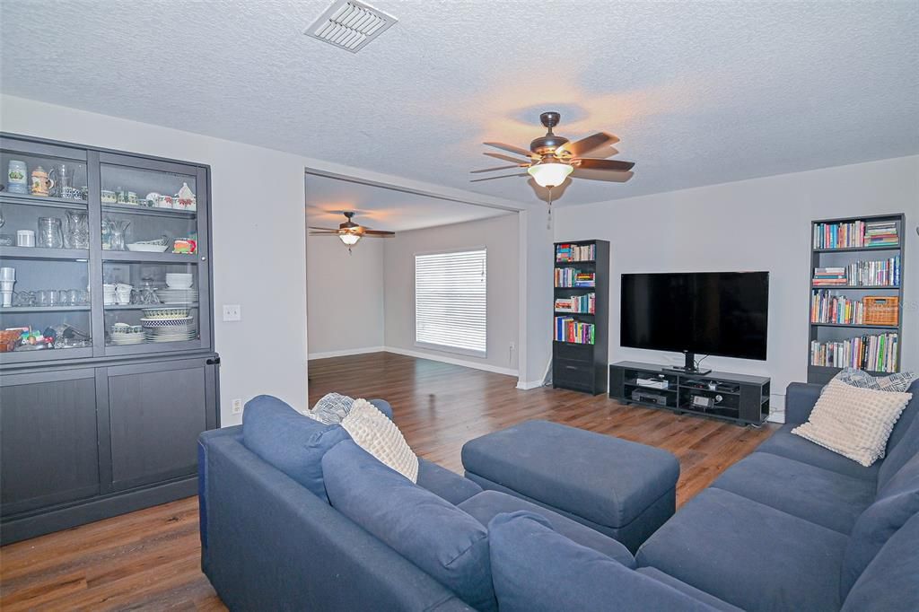 For Sale: $390,000 (4 beds, 2 baths, 2215 Square Feet)