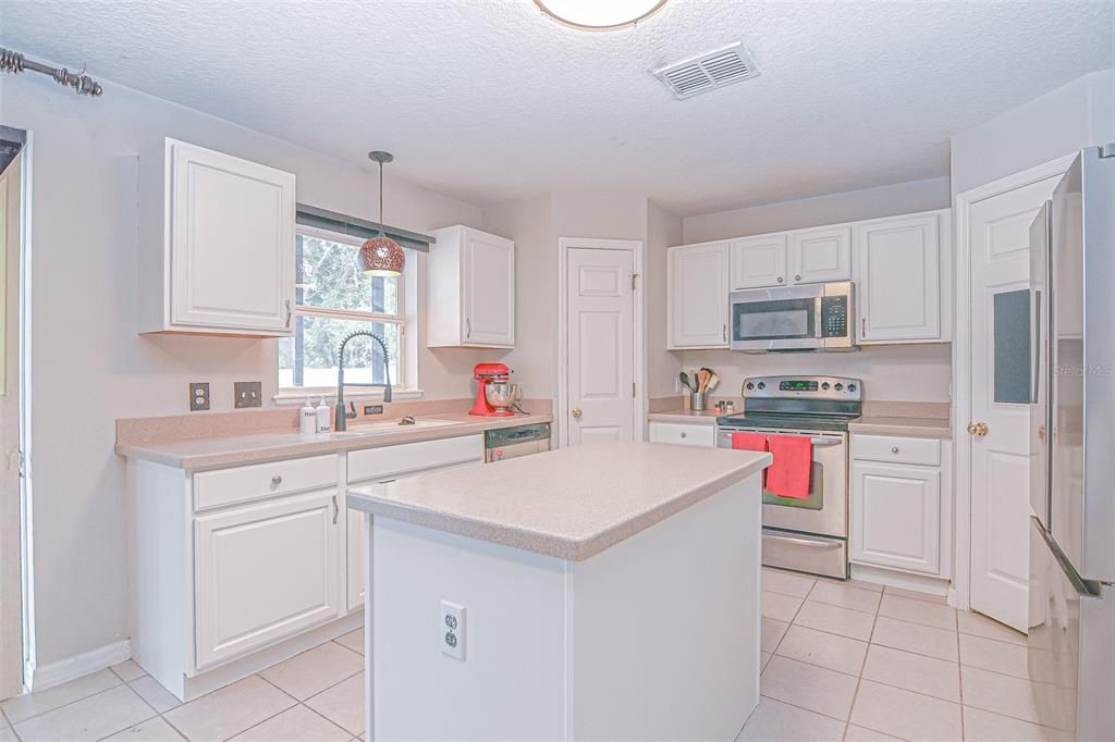 For Sale: $390,000 (4 beds, 2 baths, 2215 Square Feet)