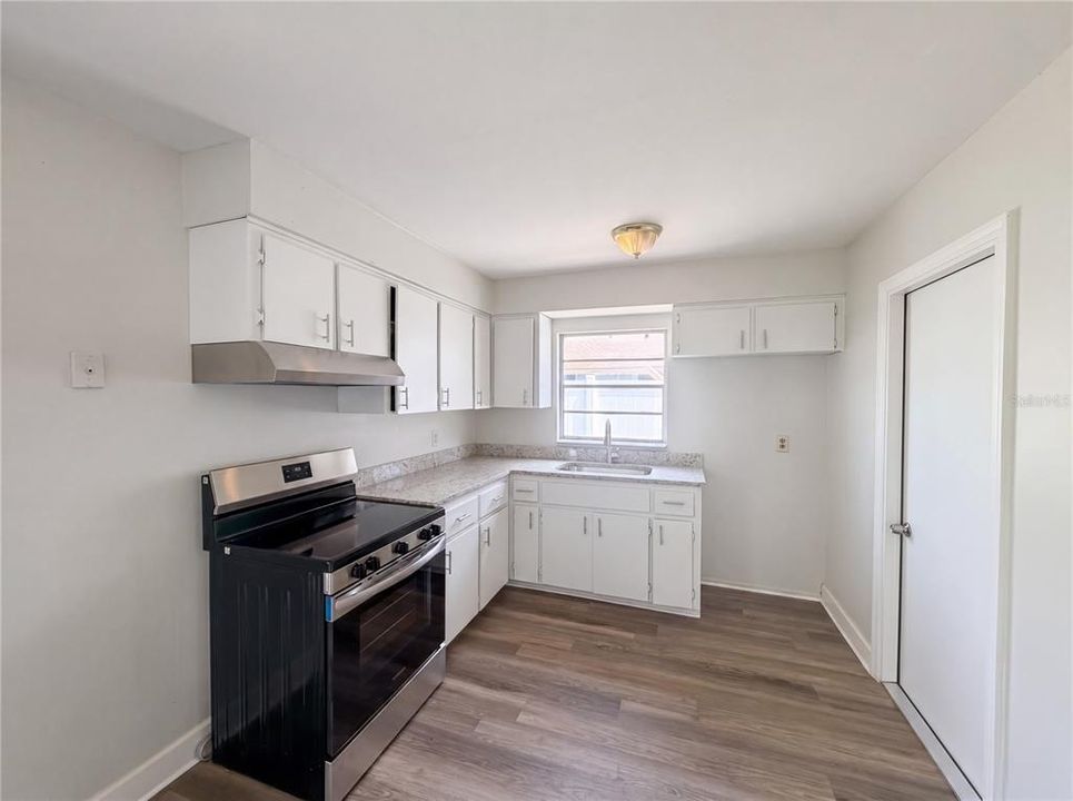 For Sale: $282,000 (4 beds, 1 baths, 1094 Square Feet)