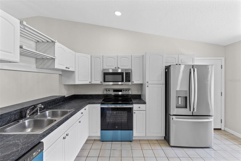 For Sale: $279,000 (2 beds, 2 baths, 1124 Square Feet)