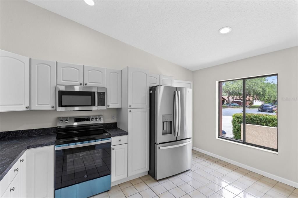 For Sale: $279,000 (2 beds, 2 baths, 1124 Square Feet)