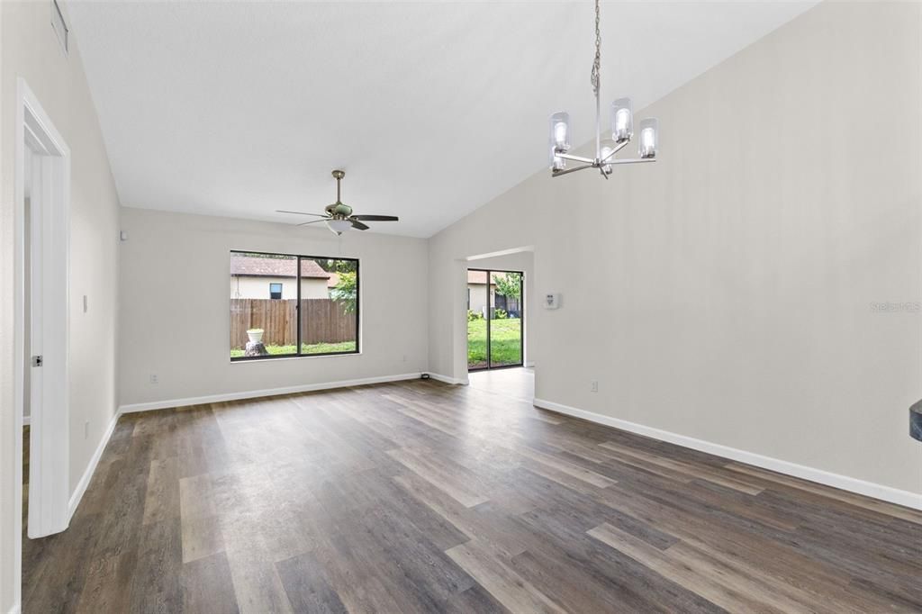 For Sale: $279,000 (2 beds, 2 baths, 1124 Square Feet)