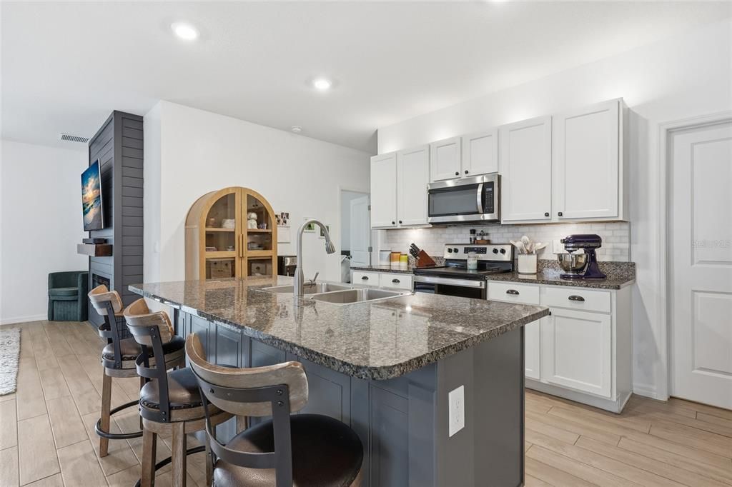 For Sale: $409,900 (5 beds, 3 baths, 2460 Square Feet)
