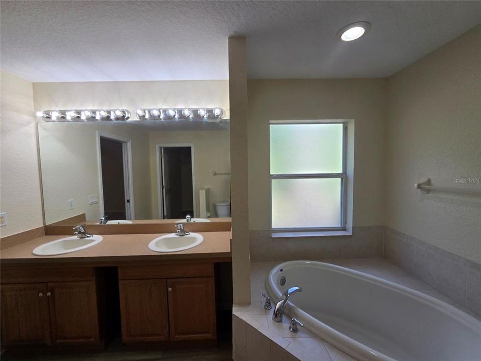 En Venta: $309,900 (4 camas, 2 baños, 2163 Pies cuadrados)