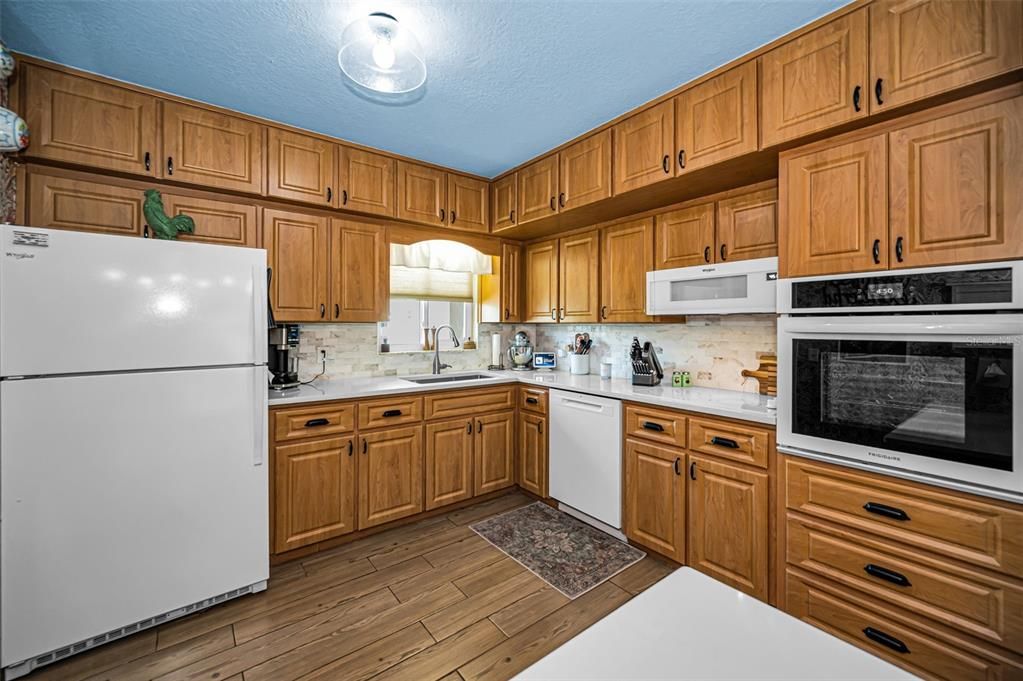На продажу: $209,900 (2 спален, 2 ванн, 1400 Квадратных фут)