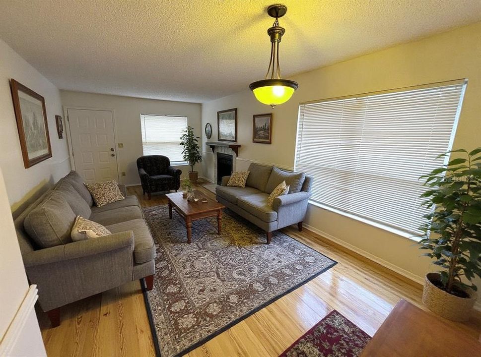 For Sale: $153,000 (2 beds, 2 baths, 912 Square Feet)