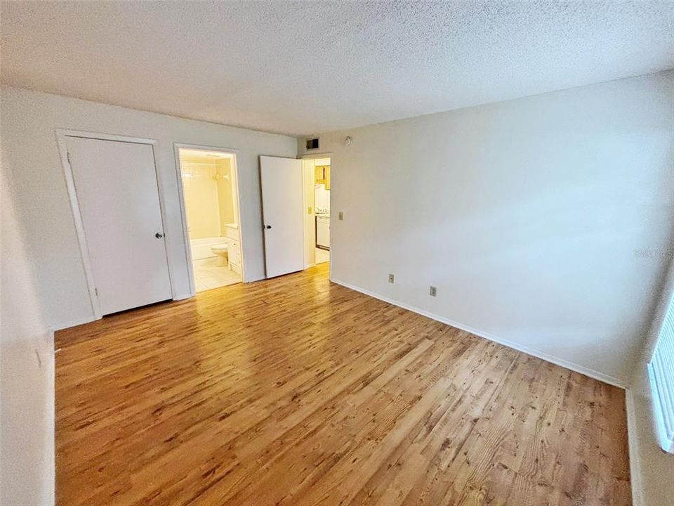 For Sale: $153,000 (2 beds, 2 baths, 912 Square Feet)