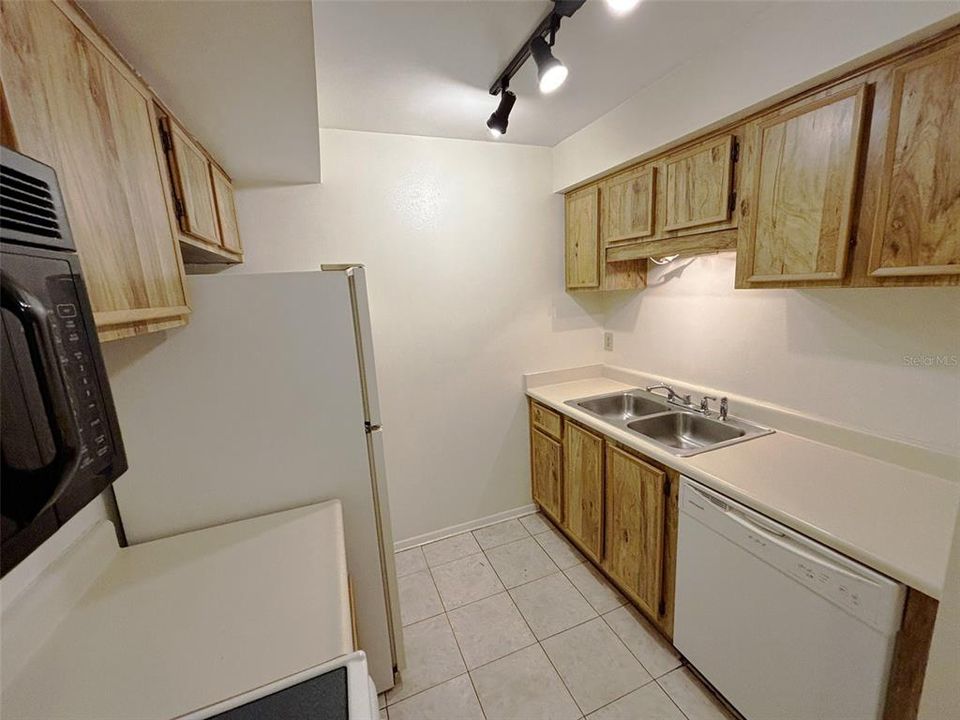 For Sale: $153,000 (2 beds, 2 baths, 912 Square Feet)