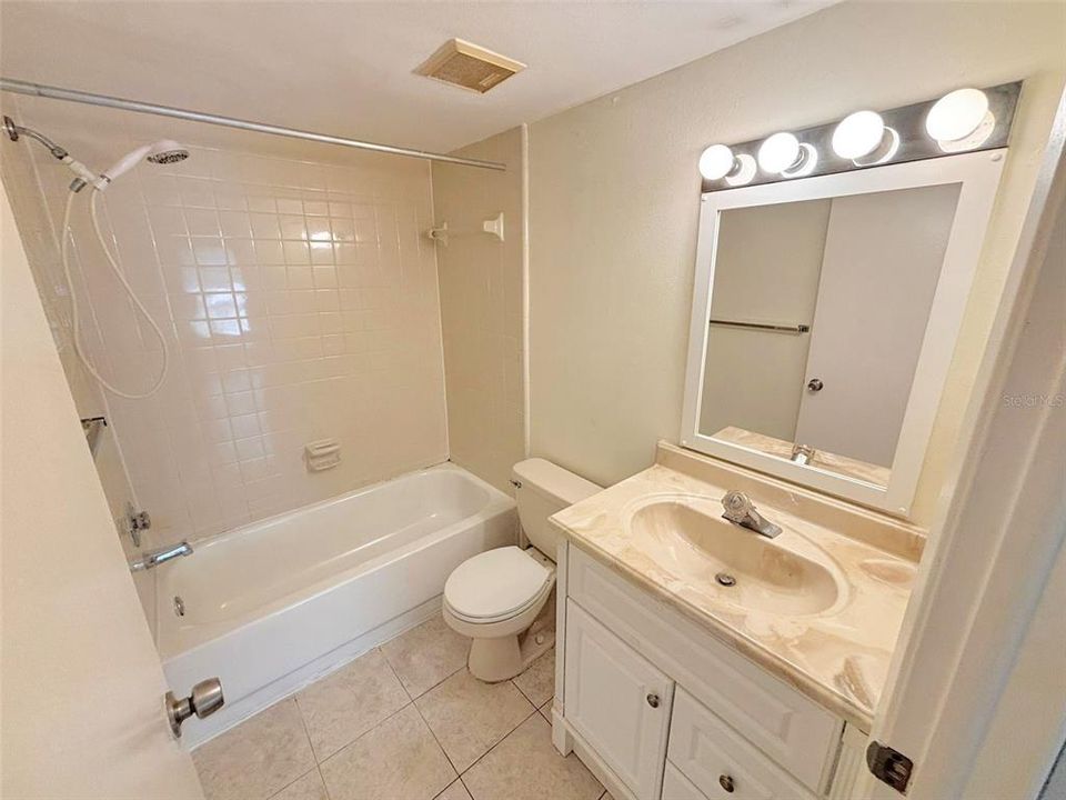 For Sale: $153,000 (2 beds, 2 baths, 912 Square Feet)