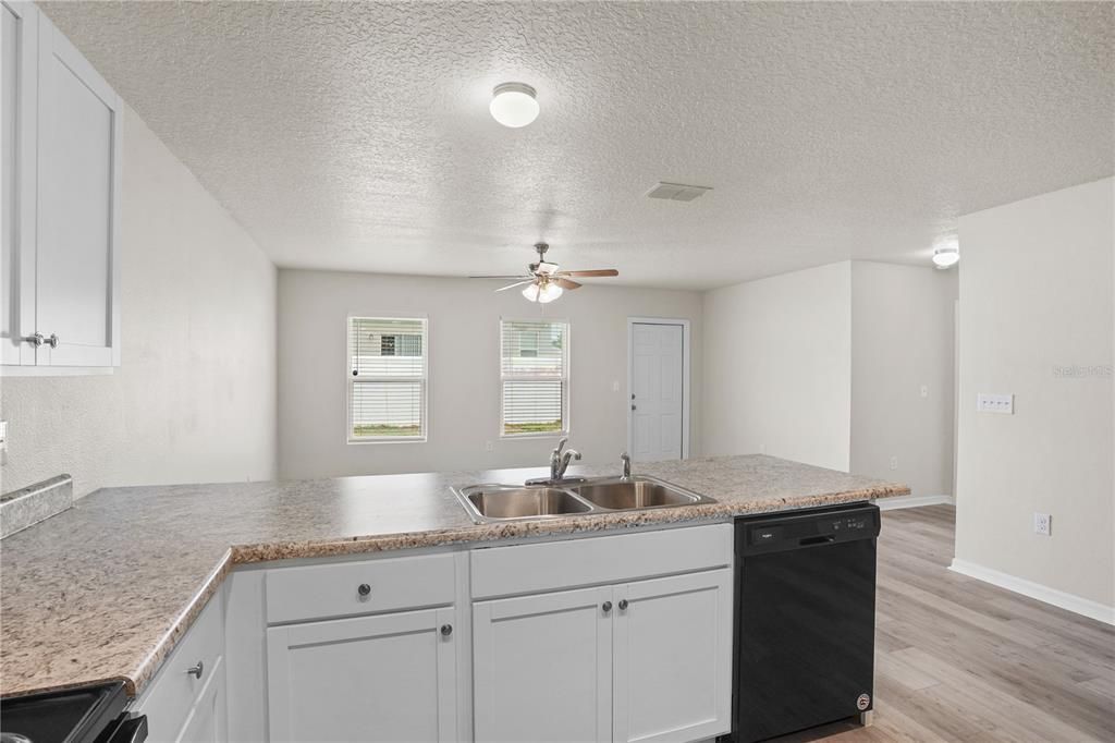 For Sale: $265,000 (4 beds, 2 baths, 1414 Square Feet)