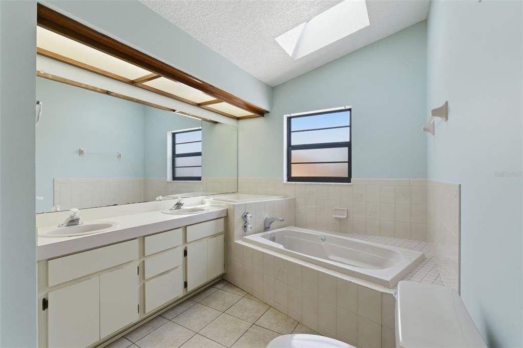 Activo con contrato: $305,000 (3 camas, 2 baños, 1798 Pies cuadrados)
