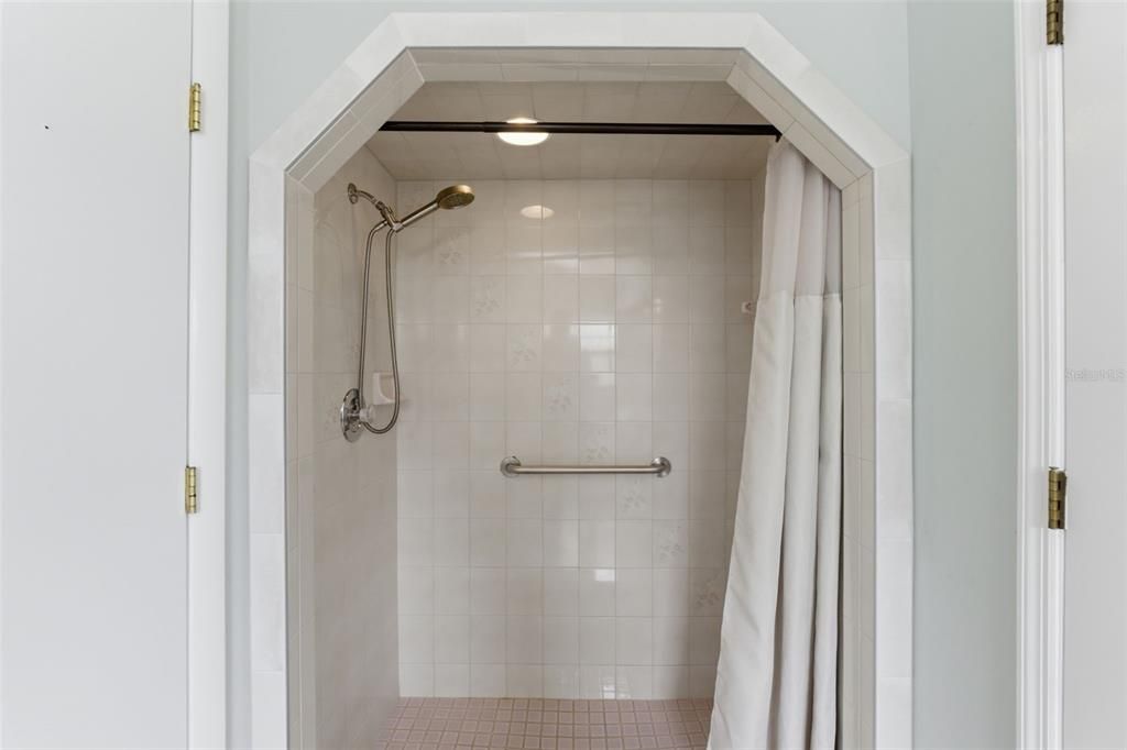 Activo con contrato: $305,000 (3 camas, 2 baños, 1798 Pies cuadrados)