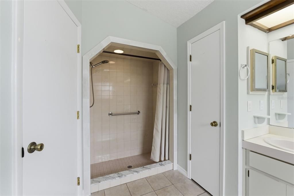 Activo con contrato: $305,000 (3 camas, 2 baños, 1798 Pies cuadrados)