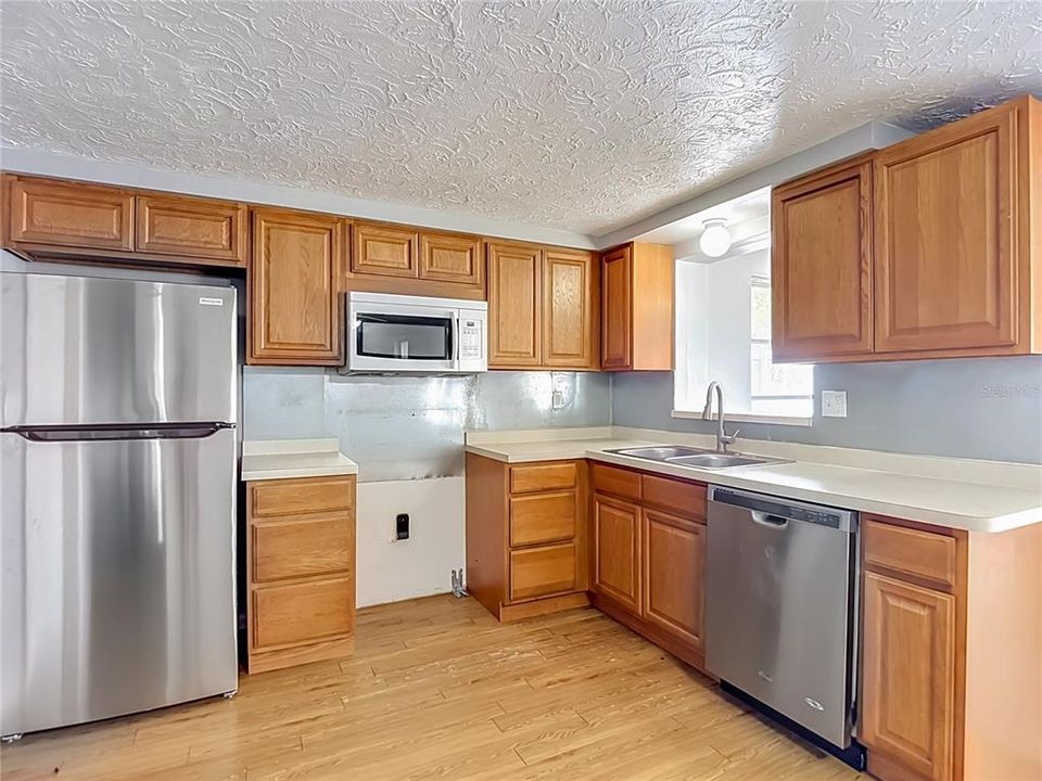 For Sale: $227,900 (2 beds, 2 baths, 1098 Square Feet)