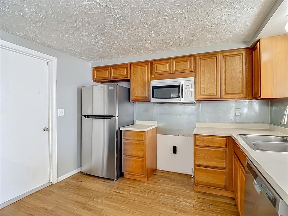 For Sale: $227,900 (2 beds, 2 baths, 1098 Square Feet)