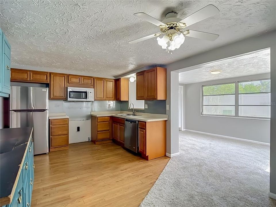For Sale: $227,900 (2 beds, 2 baths, 1098 Square Feet)