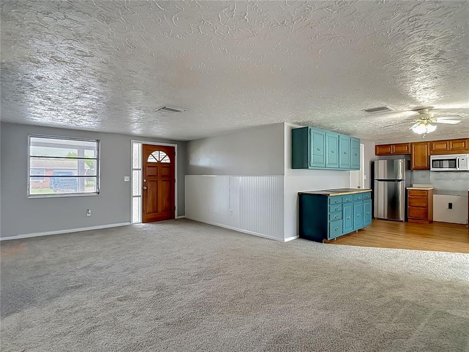 For Sale: $227,900 (2 beds, 2 baths, 1098 Square Feet)