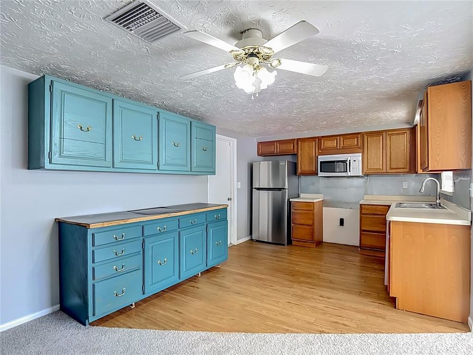 For Sale: $227,900 (2 beds, 2 baths, 1098 Square Feet)