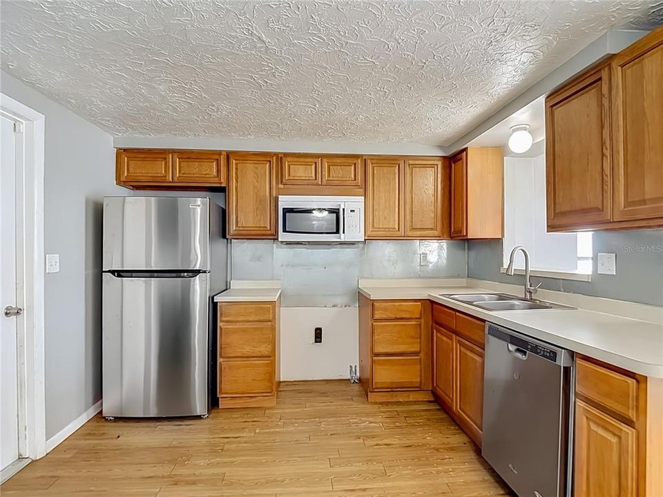 For Sale: $227,900 (2 beds, 2 baths, 1098 Square Feet)
