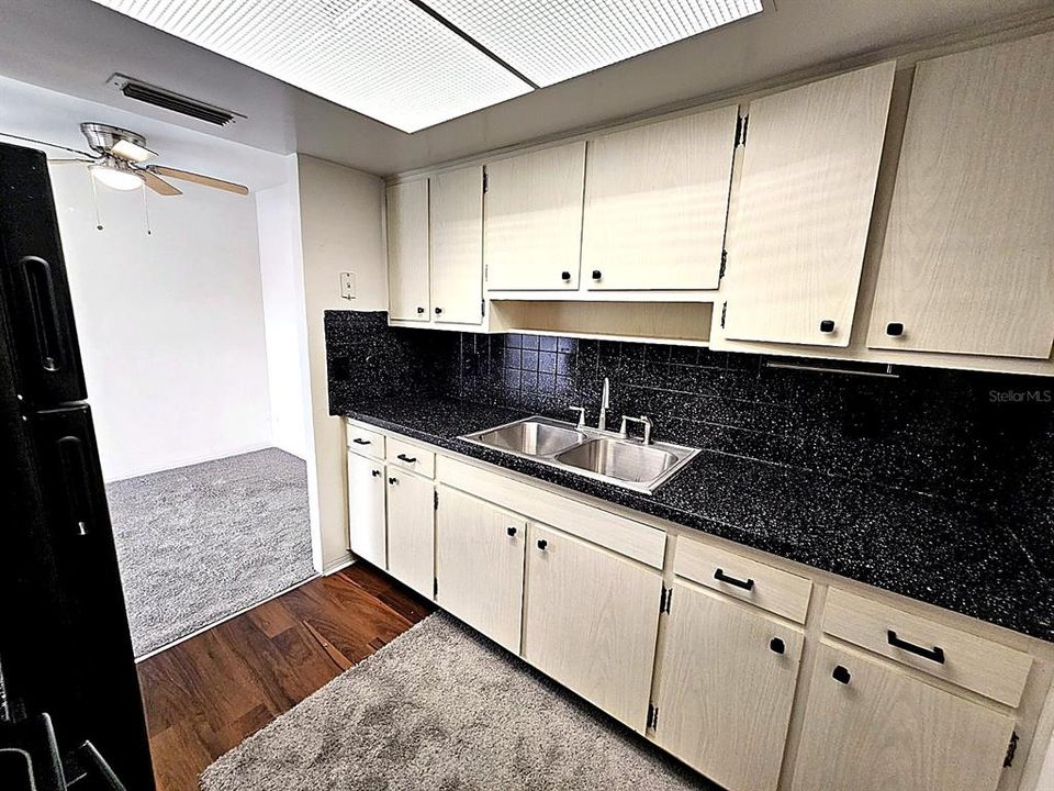 For Sale: $90,000 (1 beds, 1 baths, 605 Square Feet)