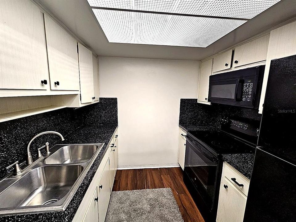 For Sale: $90,000 (1 beds, 1 baths, 605 Square Feet)