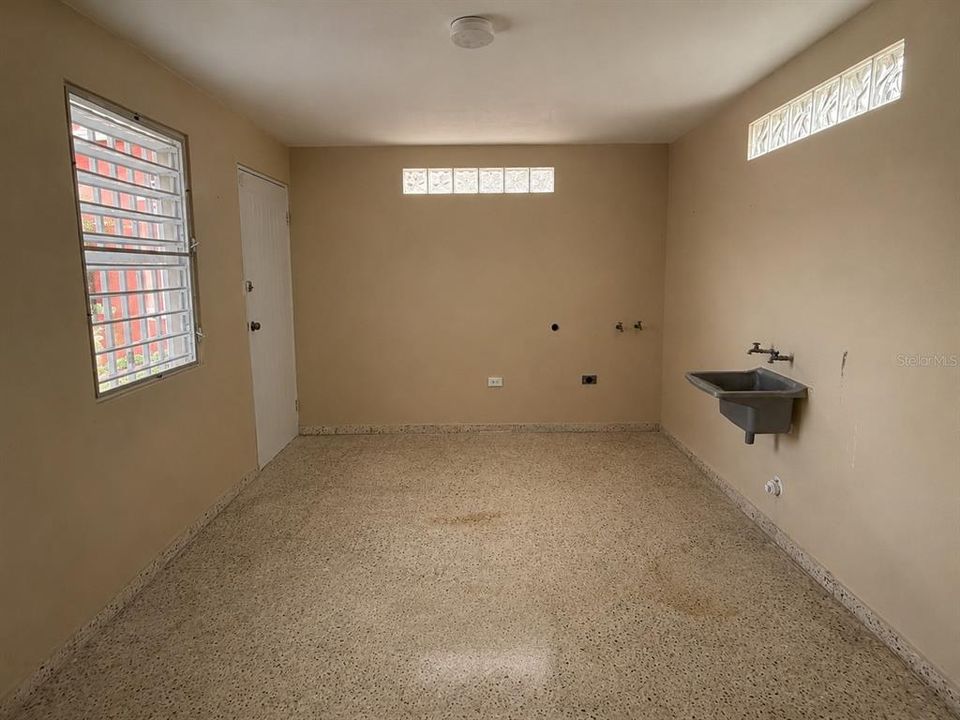 For Sale: $425,000 (3 beds, 2 baths, 1763 Square Feet)