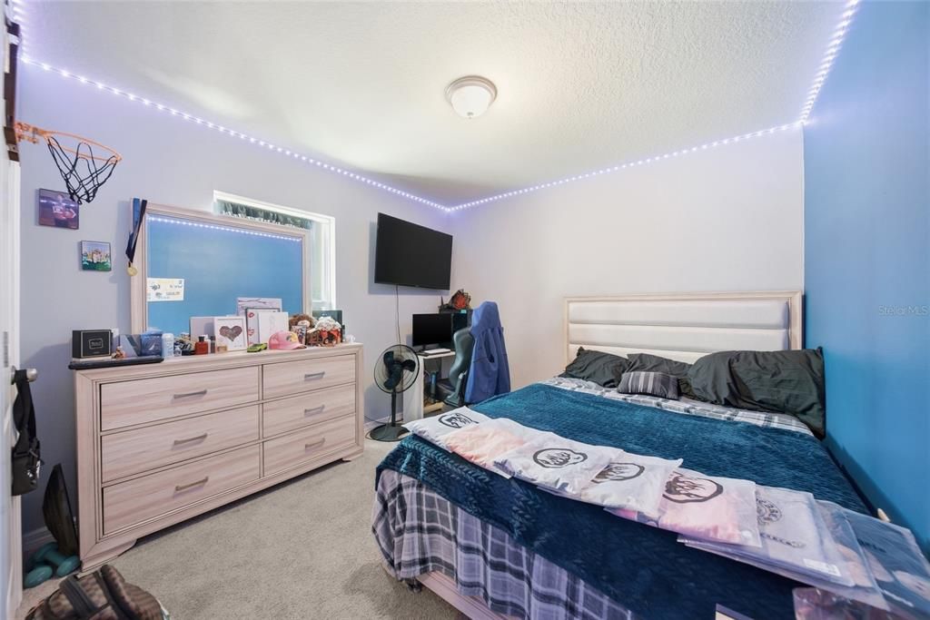 На продажу: $349,999 (4 спален, 2 ванн, 1646 Квадратных фут)