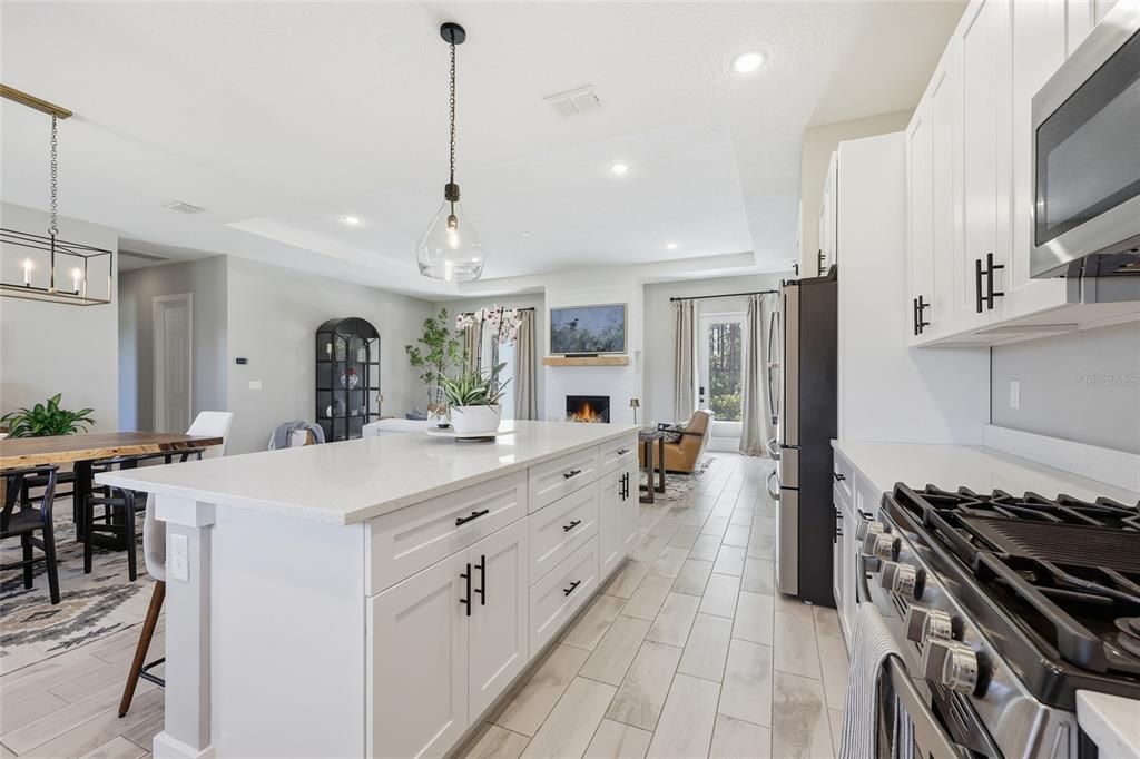 En Venta: $799,900 (4 camas, 3 baños, 2314 Pies cuadrados)