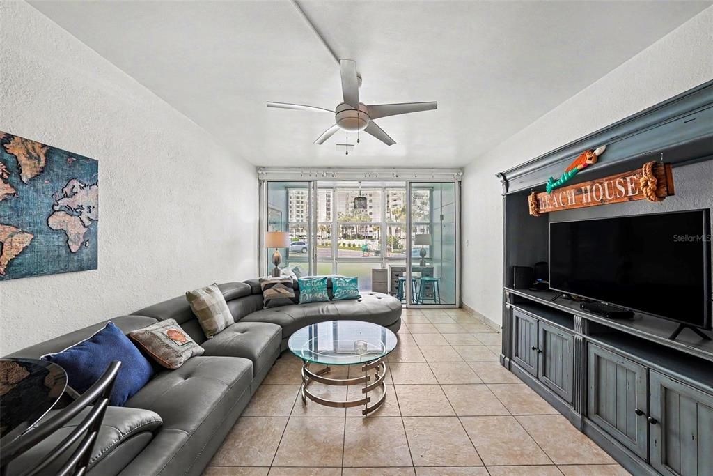 For Sale: $225,000 (1 beds, 1 baths, 595 Square Feet)
