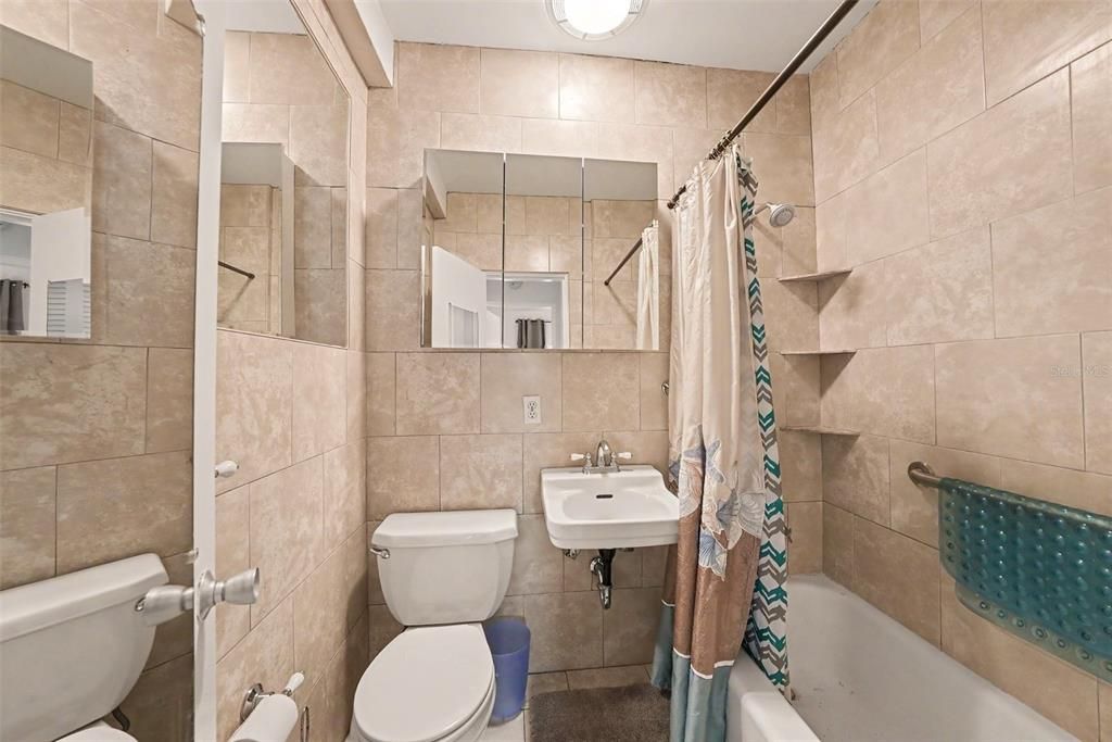 For Sale: $225,000 (1 beds, 1 baths, 595 Square Feet)
