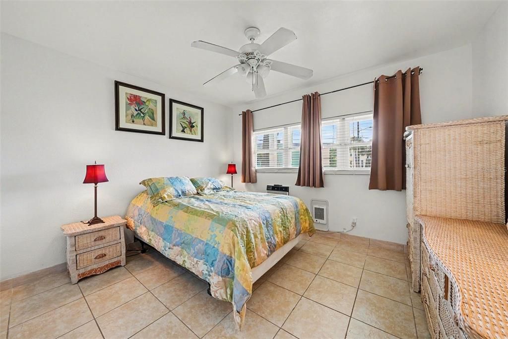 For Sale: $225,000 (1 beds, 1 baths, 595 Square Feet)