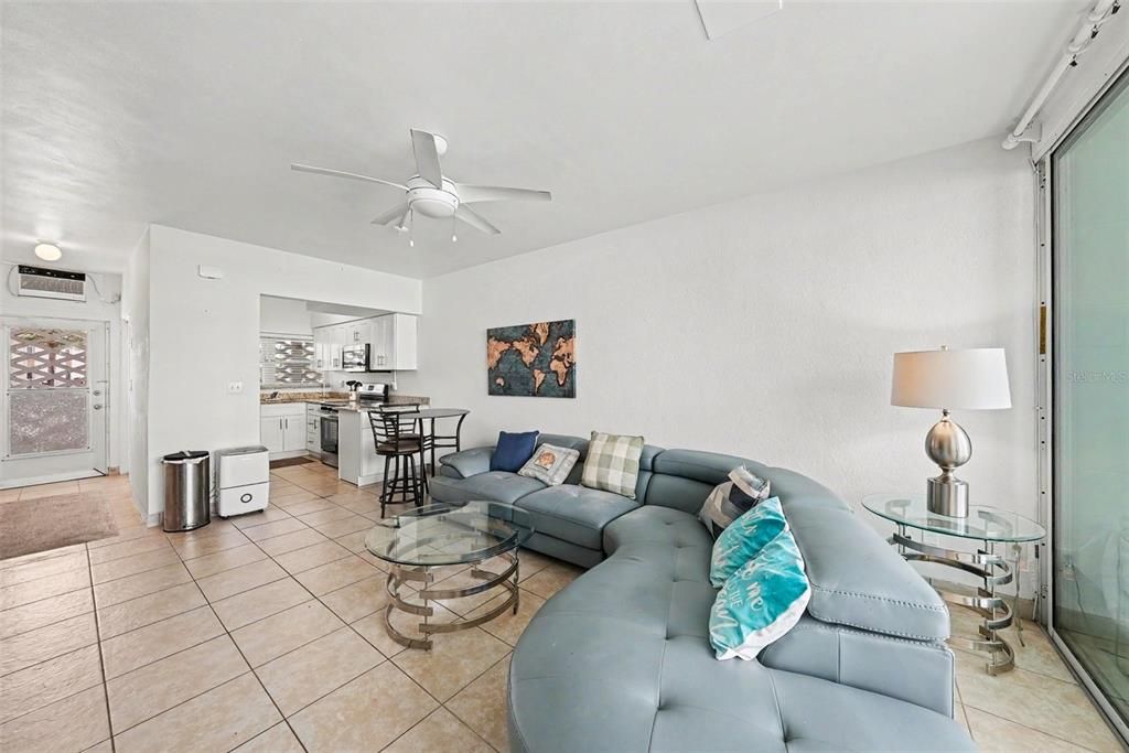 For Sale: $225,000 (1 beds, 1 baths, 595 Square Feet)
