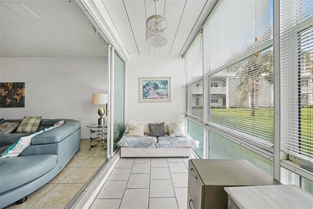 For Sale: $225,000 (1 beds, 1 baths, 595 Square Feet)