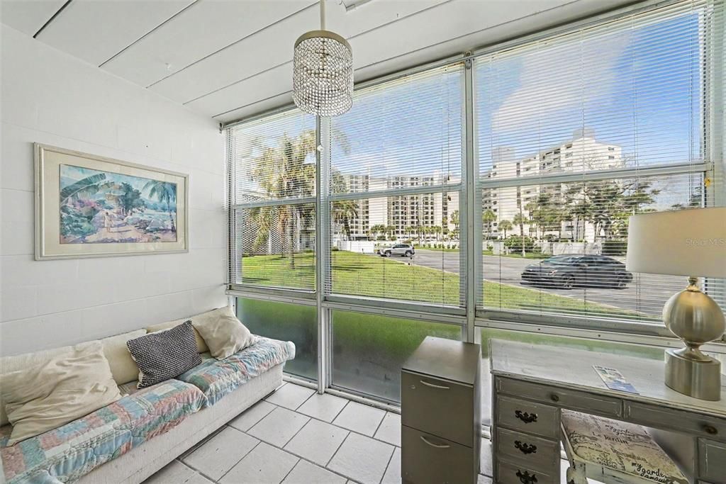 For Sale: $225,000 (1 beds, 1 baths, 595 Square Feet)