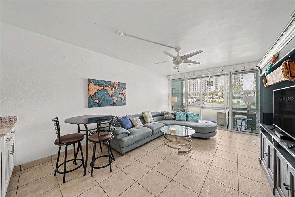 For Sale: $225,000 (1 beds, 1 baths, 595 Square Feet)