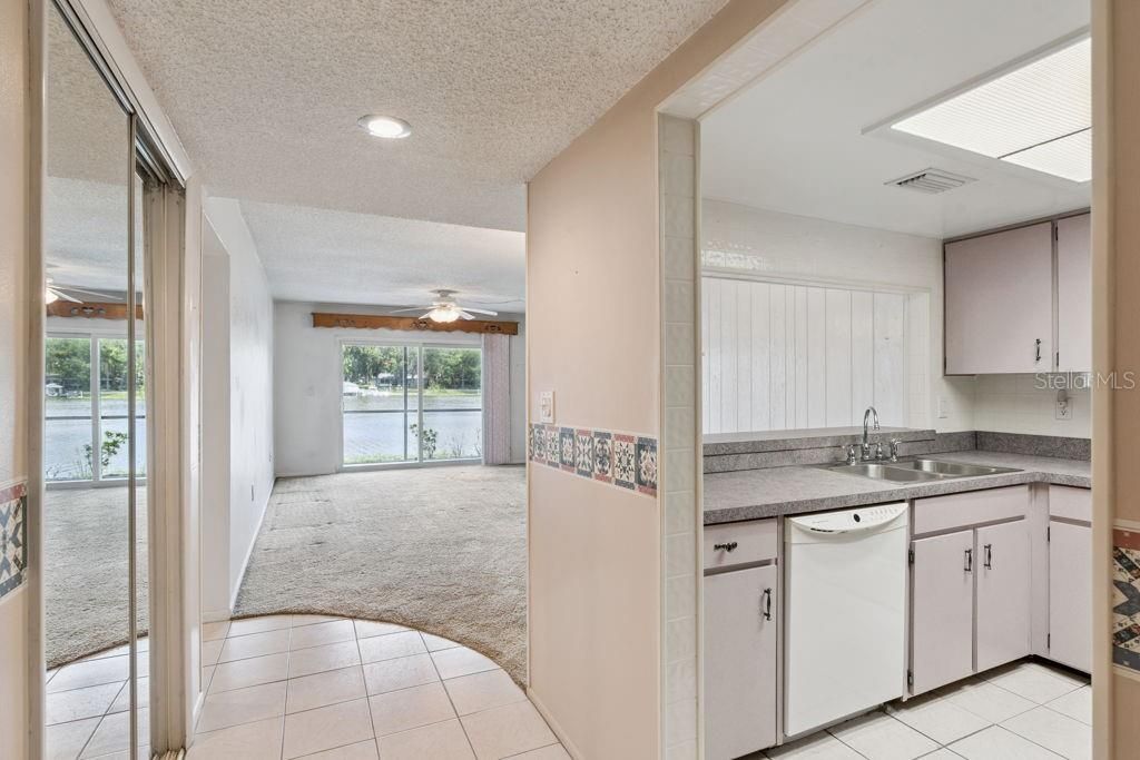 Activo con contrato: $215,000 (2 camas, 2 baños, 1022 Pies cuadrados)