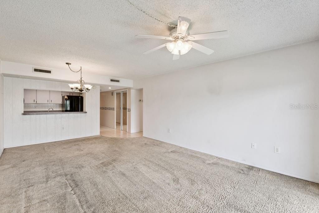 Activo con contrato: $215,000 (2 camas, 2 baños, 1022 Pies cuadrados)