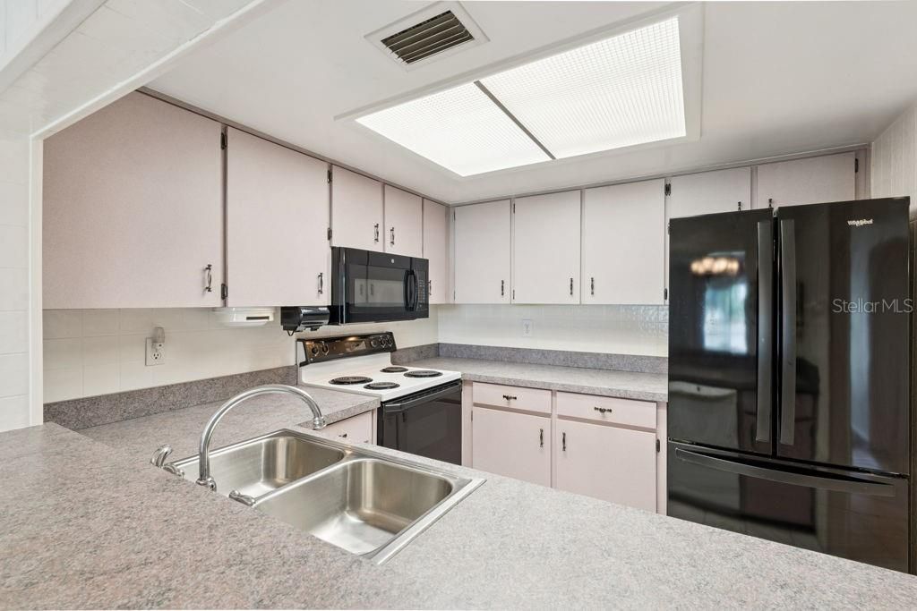 Activo con contrato: $215,000 (2 camas, 2 baños, 1022 Pies cuadrados)