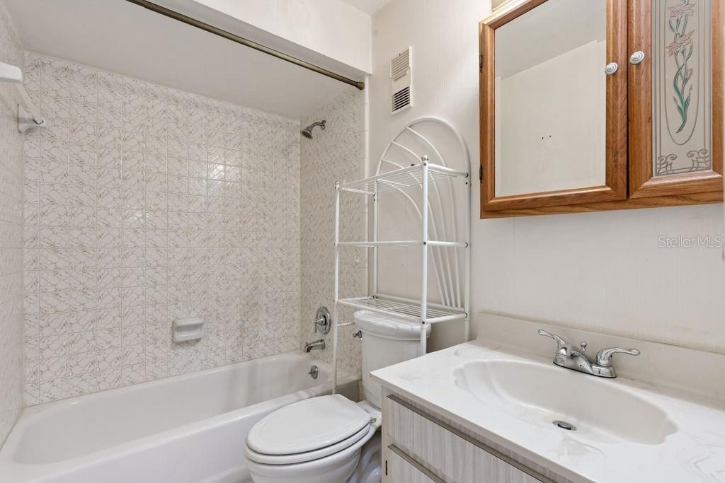 Activo con contrato: $215,000 (2 camas, 2 baños, 1022 Pies cuadrados)