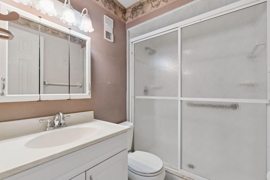 Activo con contrato: $215,000 (2 camas, 2 baños, 1022 Pies cuadrados)