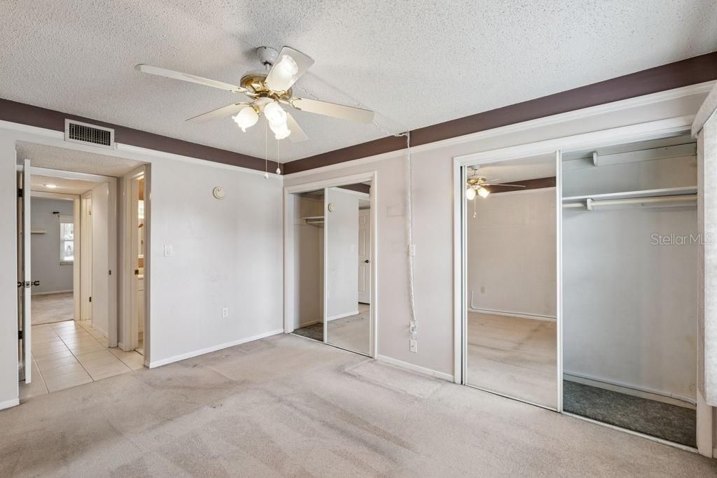 Activo con contrato: $215,000 (2 camas, 2 baños, 1022 Pies cuadrados)