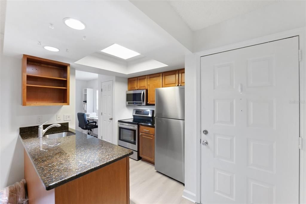 For Sale: $180,000 (2 beds, 1 baths, 781 Square Feet)