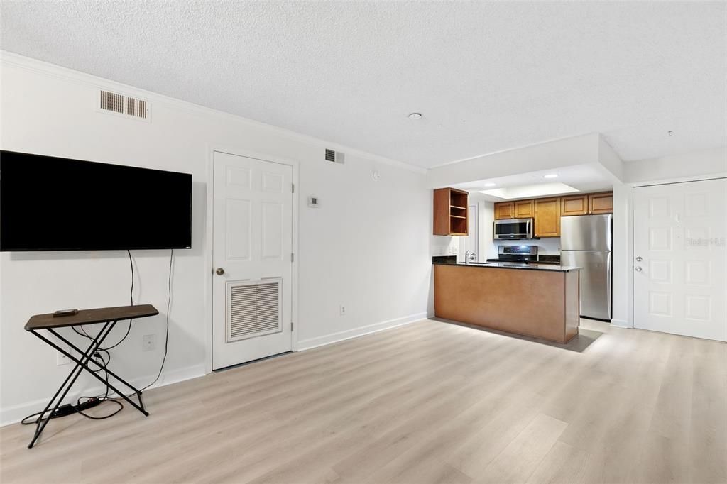 For Sale: $180,000 (2 beds, 1 baths, 781 Square Feet)