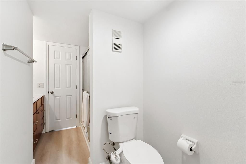 For Sale: $180,000 (2 beds, 1 baths, 781 Square Feet)
