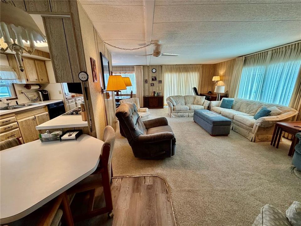 На продажу: $139,900 (2 спален, 2 ванн, 1152 Квадратных фут)