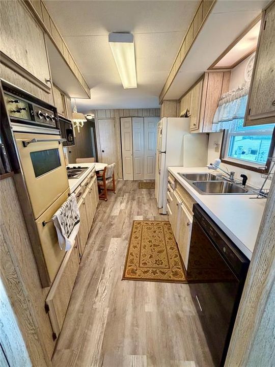На продажу: $139,900 (2 спален, 2 ванн, 1152 Квадратных фут)