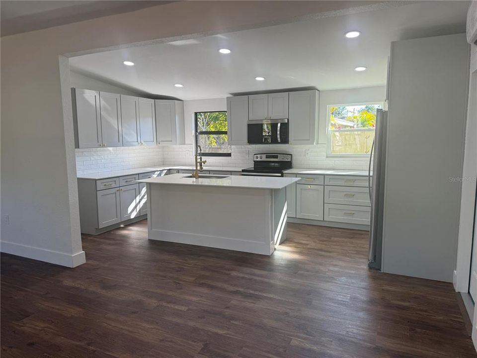 For Rent: $2,450 (2 beds, 1 baths, 888 Square Feet)