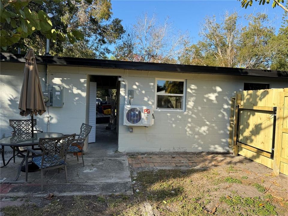 For Rent: $2,450 (2 beds, 1 baths, 888 Square Feet)
