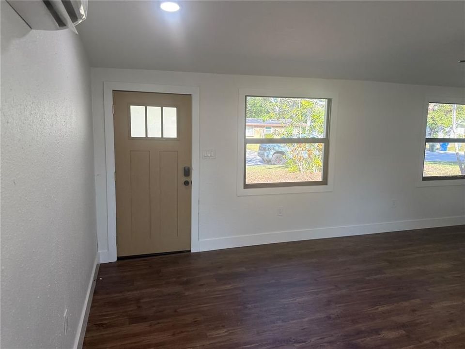 For Rent: $2,450 (2 beds, 1 baths, 888 Square Feet)