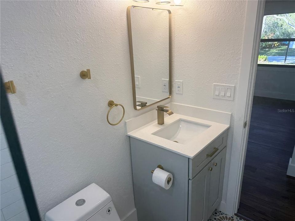 For Rent: $2,450 (2 beds, 1 baths, 888 Square Feet)